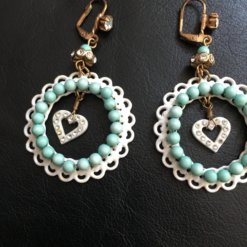 Vintage Betsy Johnson Drop Earrings, length about 2.5”. Condition is Pre-owned